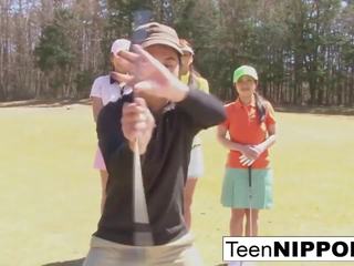 自信的 亚洲人 青少年 女孩 玩 一 游戏 的 条 高尔夫球: 高清晰度 脏 电影 0e